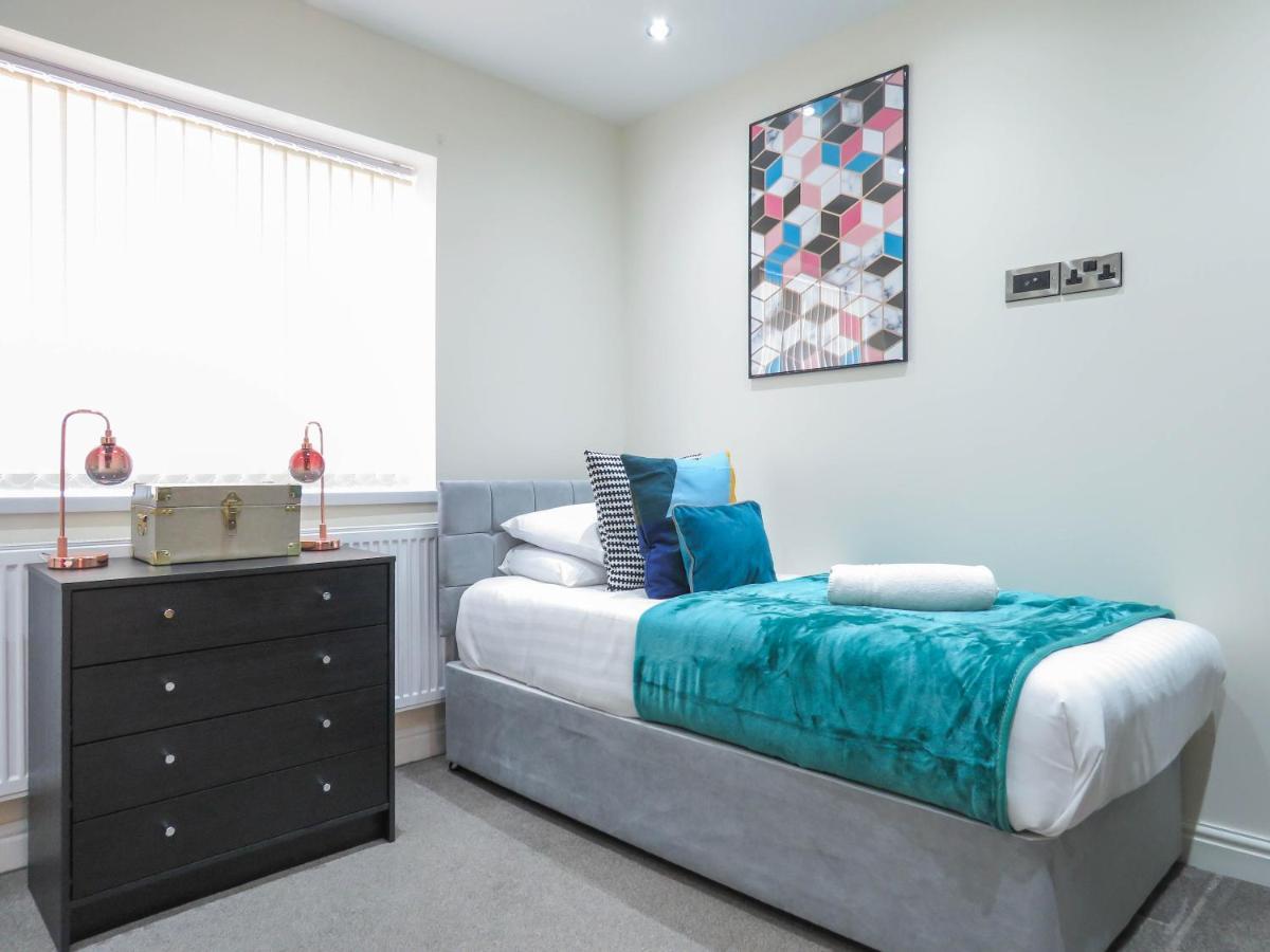 Tudors Esuites Four Bedroom House Birmingham Exterior photo